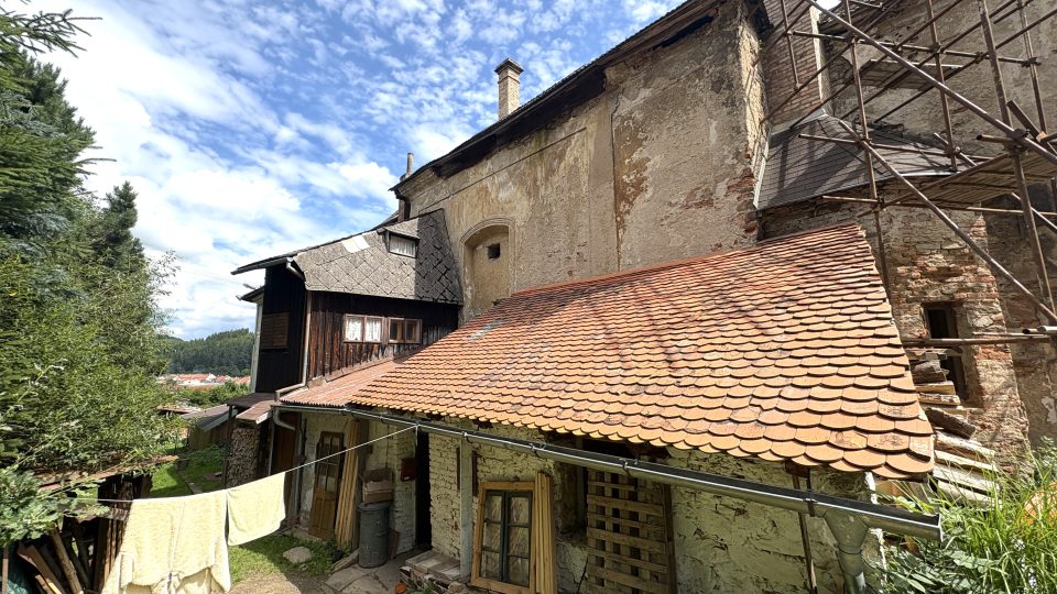 Odsvěcený kostel svatého Matouše v Jimramově opravuje a zabydluje Jakub Orel Tomáš s rodinou