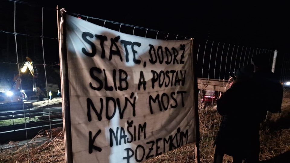 Obyvatelé Řehořova setkání pojali i jako protest proti bourání mostu bez náhrady