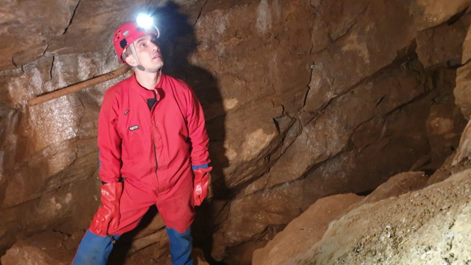 Speleologové mapují zatopené části Chýnovské jeskyně