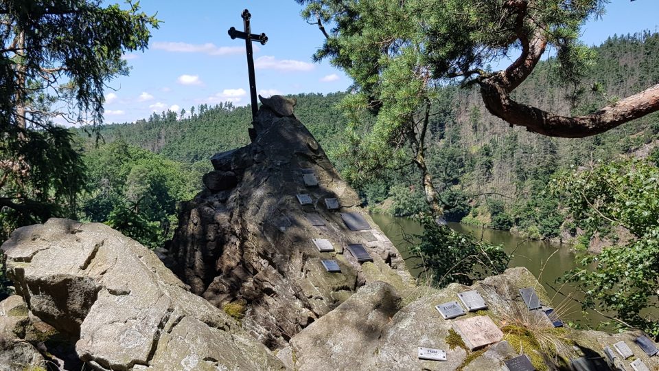 Maxův kříž, trampská pieta nad Dalešickou přehradou