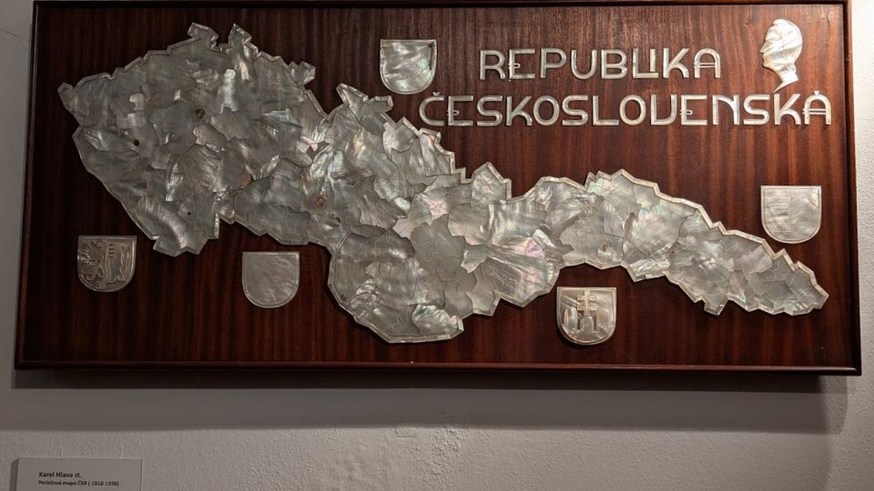 Harel Hlava vytvořil perleťovou mapu Československé republiky | foto: Dáša Kubíková, Český rozhlas Harel Hlava vytvořil perleťovou mapu Československé republiky