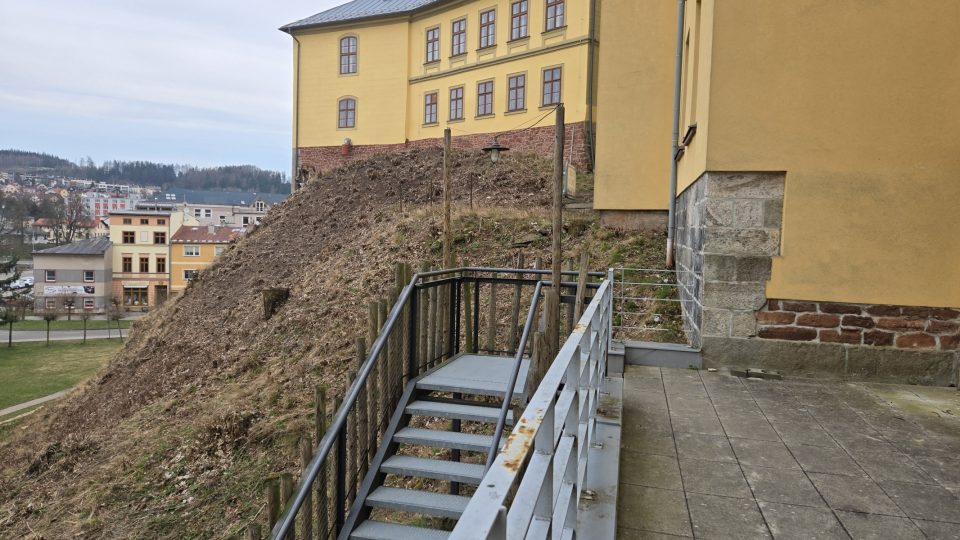 Do Galerie Draka v Trutnově se dostanete i po kovovém schodišti z Hradební ulice