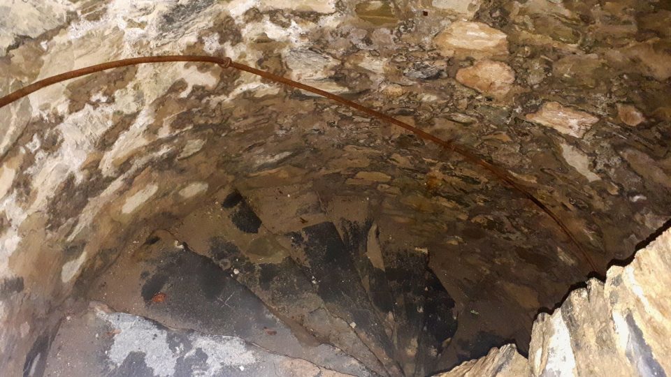 Točité schody se otáčí doleva, aby znemožňovali útočníkům boj mečem