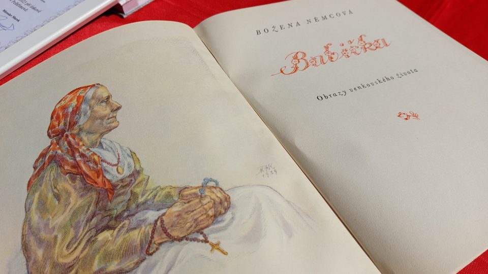 Osmdesátiletá sběratelka má ve své knihovně přes čtyři stovky Babiček. Je mezi nimi i první vydání