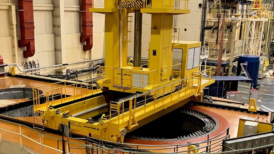 Zavážecí stroj v reaktorovém sálu čtvrtého bloku Jaderné elektrárny Dukovany