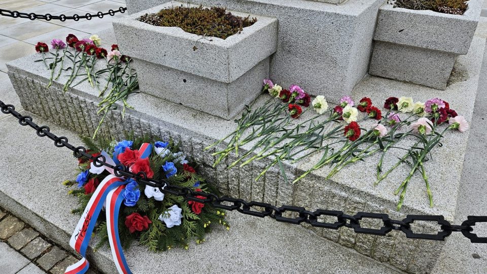Běžci kromě medaile dostali květinu. Pietně ji položili na nedaleký pomník obětem války