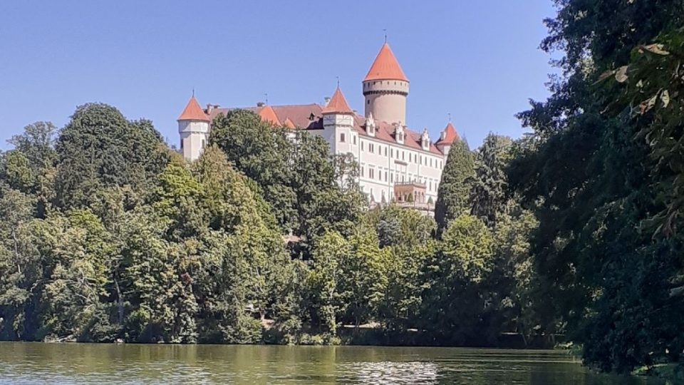 Při pohledu na zámek Konopiště vás nejspíš nenapadne, že vznikl na místě někdejšího hradu určeného především k obraně