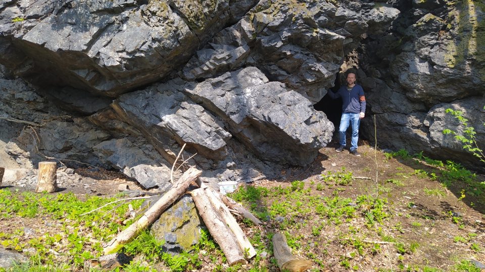 Pavel Kroupa u někdejšího bydliště poustevníka Břímoty