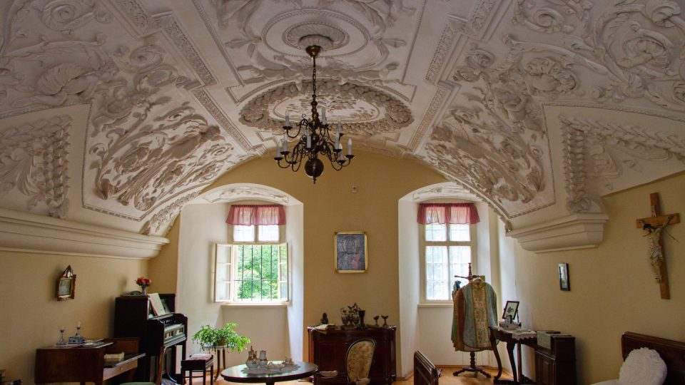 Při prohlídce můžete nahlédnout i do pokoje vikáře