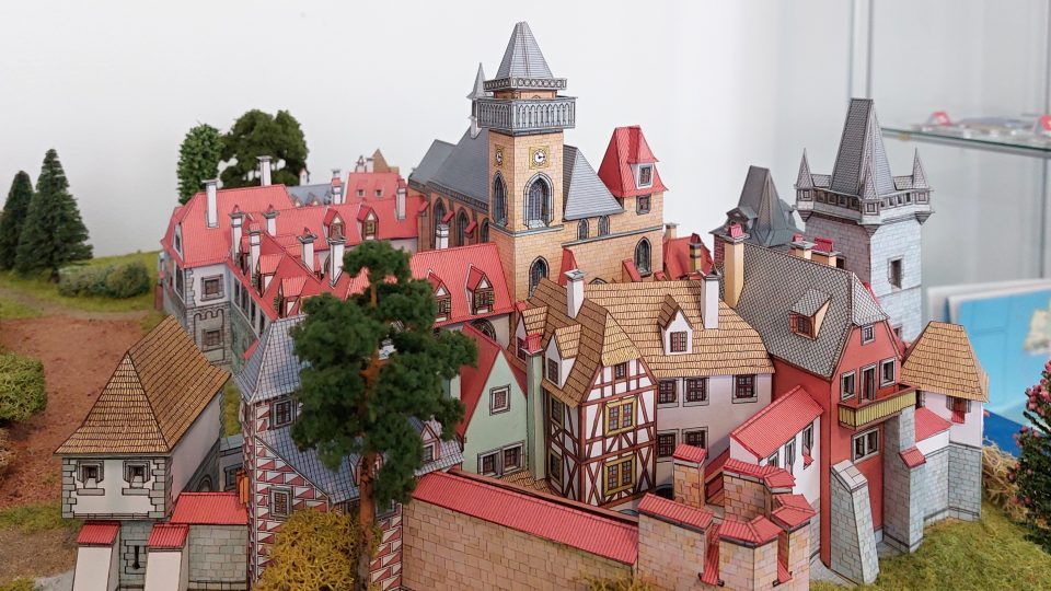 Modelář z Jihlavska vyrobil stovky hradů, zámků, lodí i aut z papíru