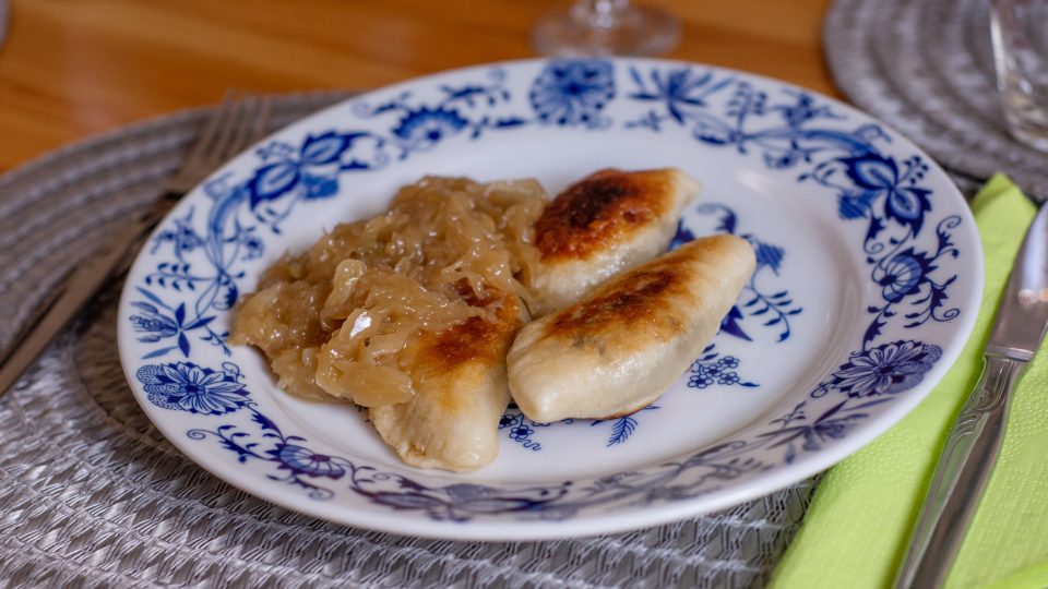 Ruské knedlíky plněné masem, vejcem a cibulkou