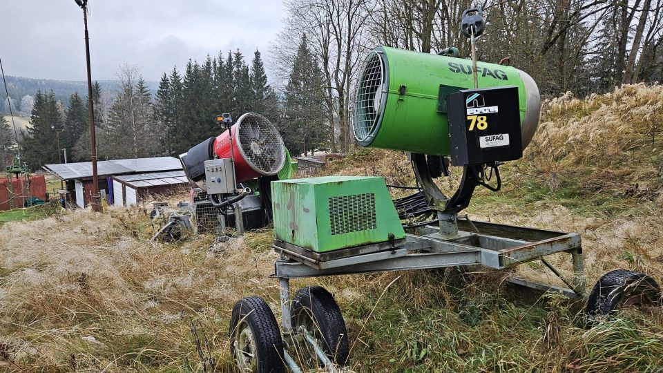 Sněžná děla jsou připravená, sjezdovku ale její provozovatel zasněžovat neplánuje