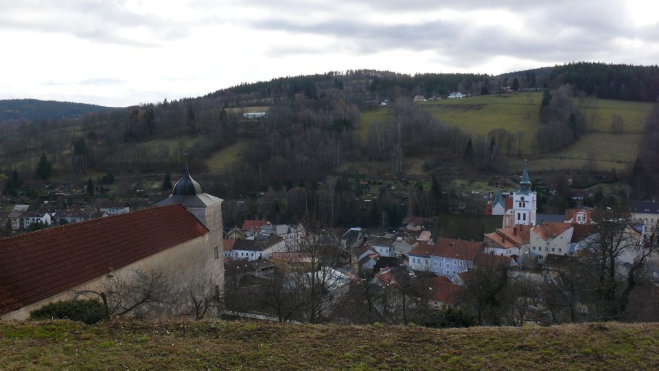 Od zámku je krásný výhled na centrum Vimperku