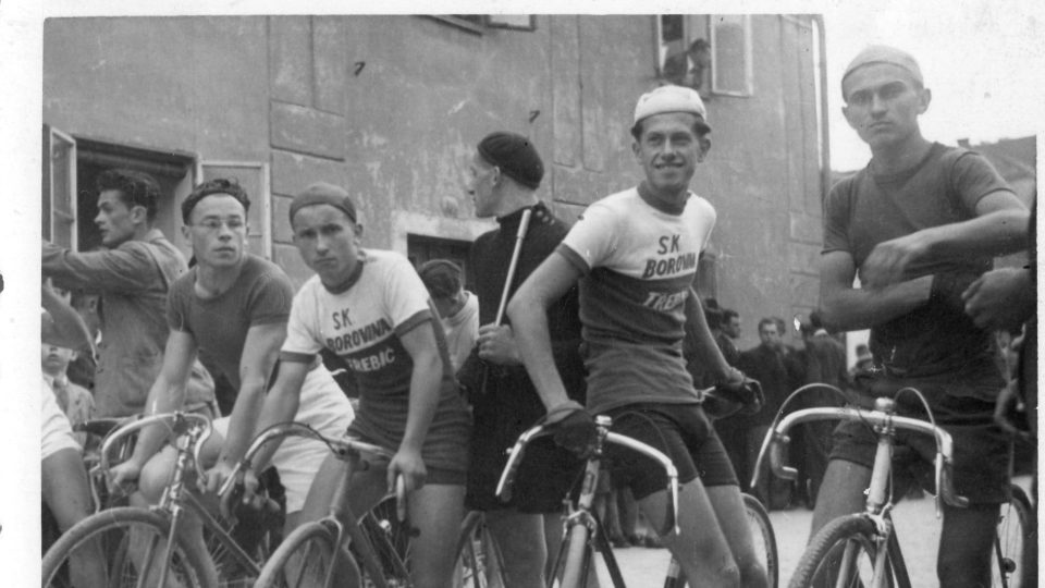 Třebíčští cyklisté při závodech v Borovině v roce 1937