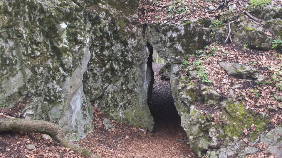 Kratší průchozí jeskyně