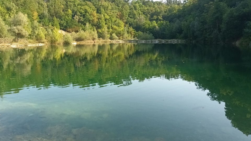 Voda v lomu má barvu smaragdů