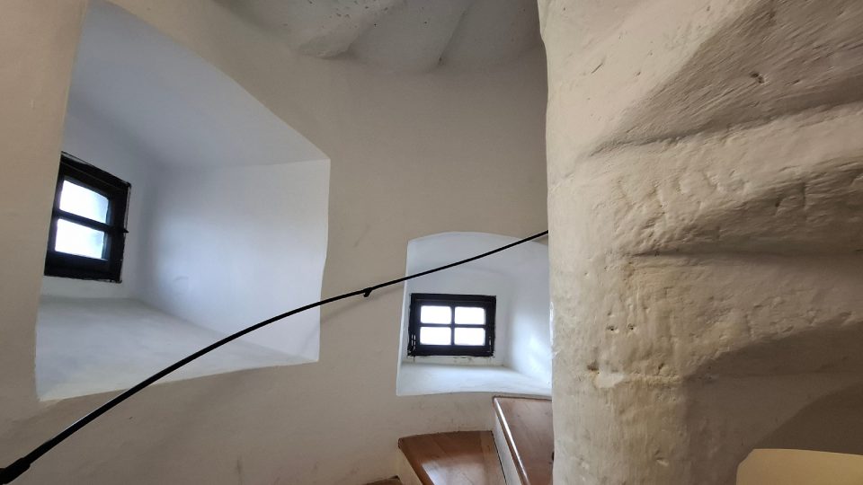 Na vyhlídkové místo hlásky vede točité schodiště se 172 schody | foto: Tereza Brázdová, Český rozhlas Na vyhlídkové místo hlásky vede točité schodiště se 172 schody