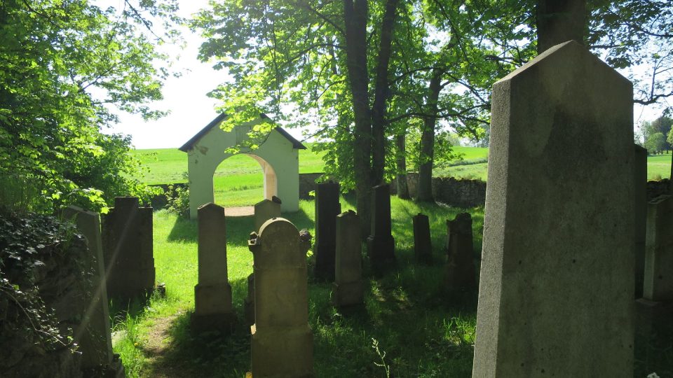 Pohled z vnitřní části hřbitova ke vstupní bráně