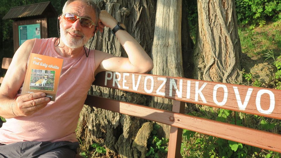 Převozníkova lavice. Tam převozník sedí pod akátem a čeká na zazvonění