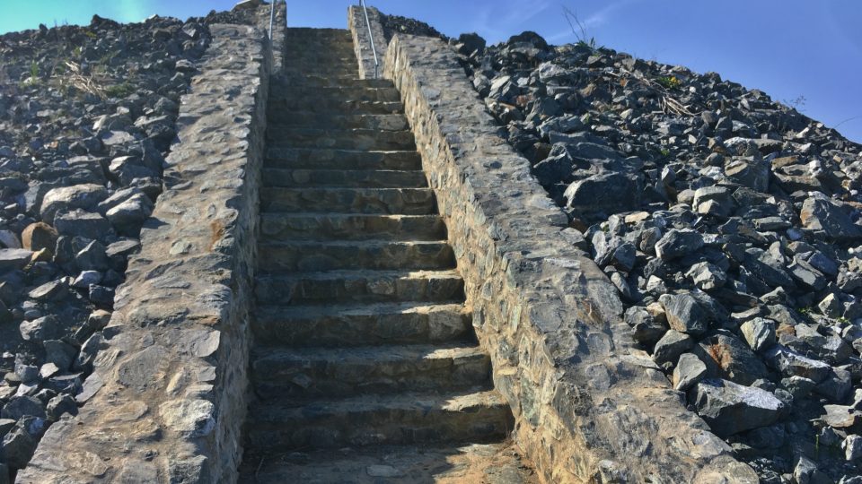 Kamenné schody na vrchol mohyly