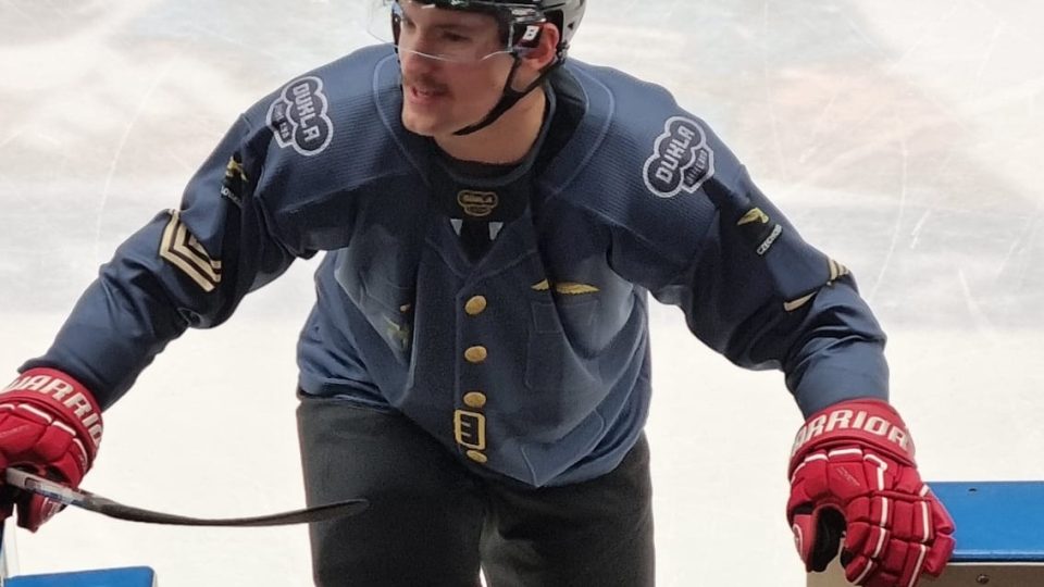 Speciální dresy hokejisté Dukly oblékli u příležitosti Dne válečných veteránů