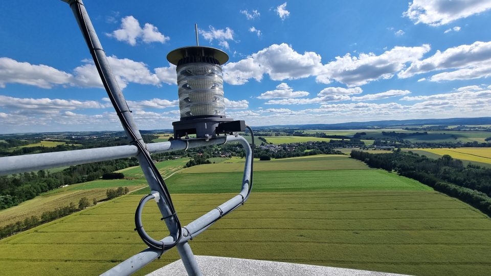 Pohled na Vysočinu z gondoly větrné elektrárny nad Věžnicí