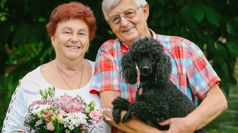Manželé Bělohlávkovi a jejich desetiletý pudl