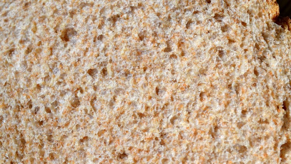 Póry v toustovém chlebu způsobuje droždí