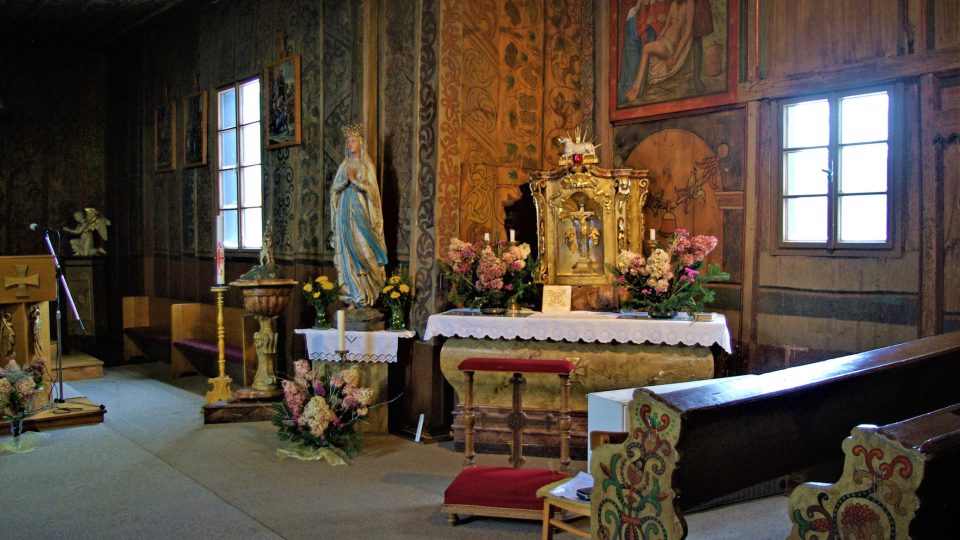 Dřevo dodává slavoňovskému kostelnímu interiéru zvláštní  kouzlo