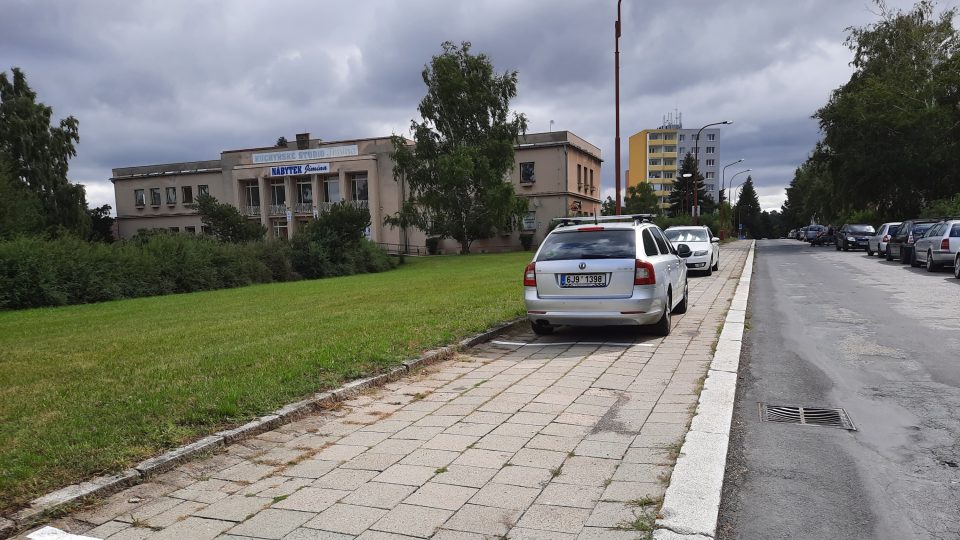 Třebíč, Borovina, parkoviště na chodníku