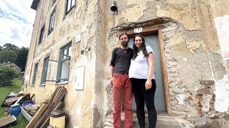 Odsvěcený kostel svatého Matouše v Jimramově opravuje a zabydluje Jakub Orel Tomáš s rodinou