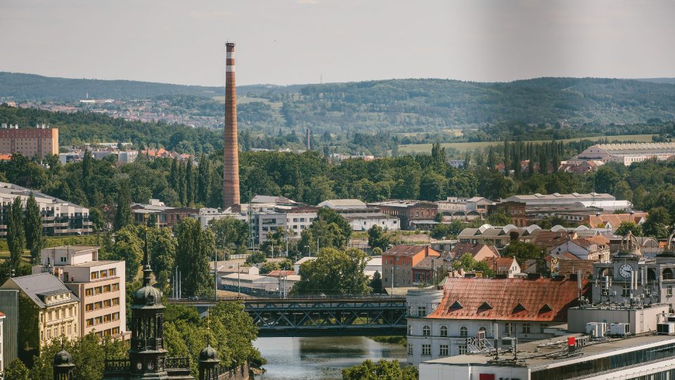 Papírna na snímku uprostřed patří k jedněm z nejstarších průmyslových areálů na území města Plzně. Založena v roce 1871. Komín byl postaven v roce 1920, je vysoký 95 metrů a je dnes nemovitou kulturní památkou