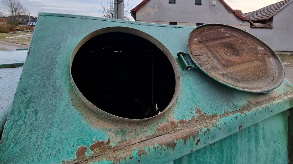 Kontejnery na odpad v Rousměrově zneužívali projíždějící řidiči