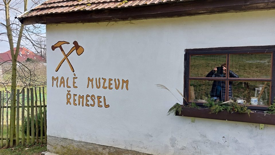 Malé muzeum řemesel v Mladých Bříštích na Pelhřimovsku provozuje Jiří Koubek na svém rodném statku