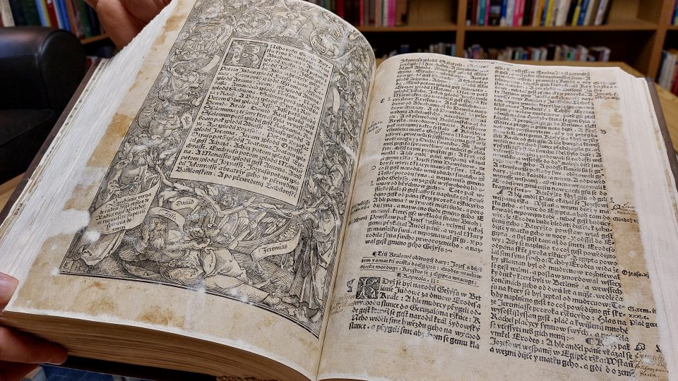 Muzeum ve Starém Pelhřimově má ve sbírce bibli z roku 1529. Je psaná starou češtinou