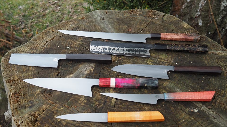 Základní sada japonských nožů obsahuje 15 kusů, stačí ale i jeden