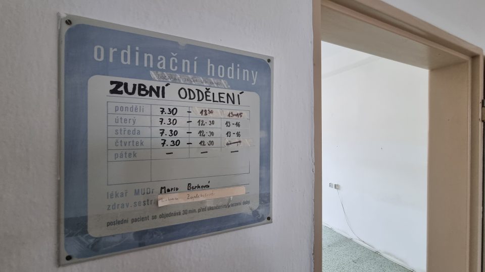 Prázdná zubní ordinace v Horních Dubenkách
