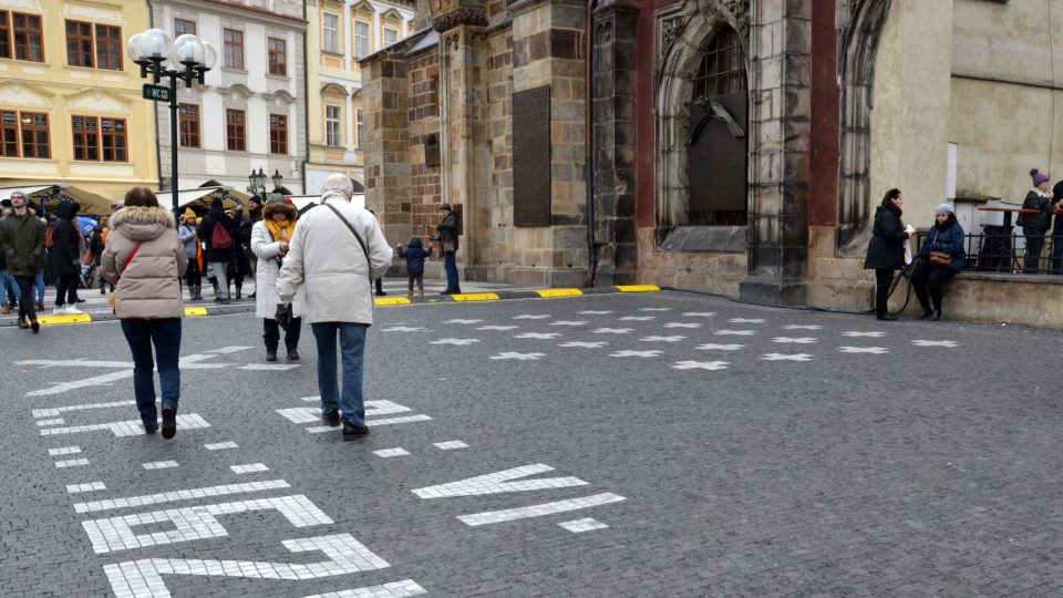 Kříže na chodníku před radnicí připomínají popravu 27 českých pánů