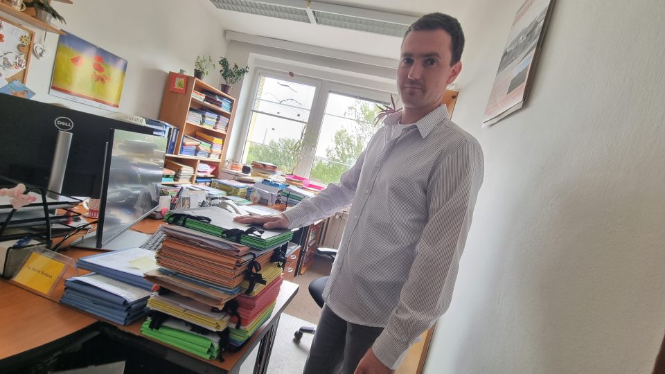 Úředník stavebního odboru ve Žďáru nad Sázavou Martin Řeháček ukazuje složky k vyřízení