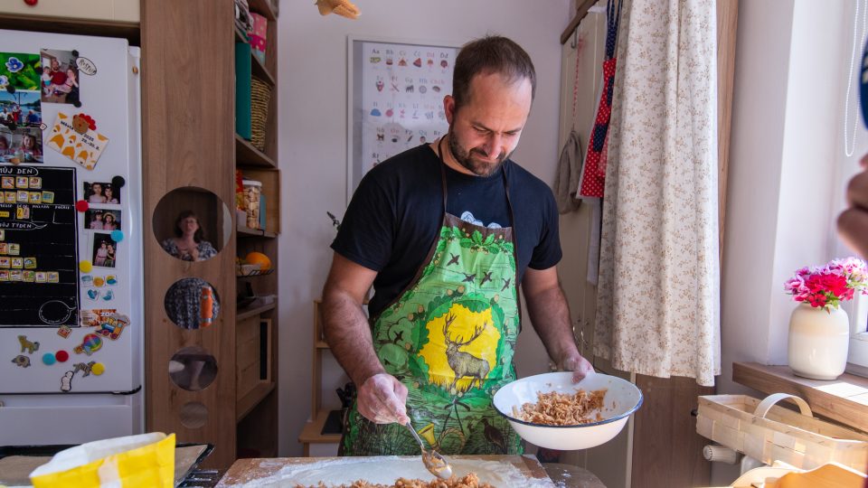 Lukáš Pařízek peče opravdu s láskou | foto: Martin Čuřík Lukáš Pařízek peče opravdu s láskou