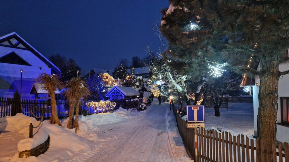 Vánoční výzdobu v Kladrubech si jezdí prohlížet i lidé z okolí