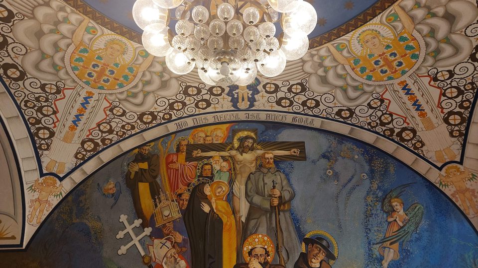 Nástěnné malby v kapli bývalé policejní školy v Jihlavě