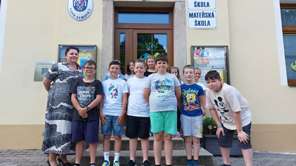Ředitelka Ivana Vodáková s žáky novosyrovické školy | foto: Irena Šarounová, Český rozhlas Ředitelka Ivana Vodáková s žáky novosyrovické školy