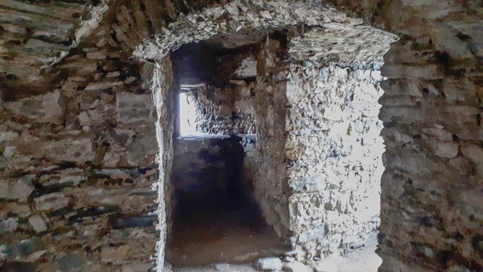 Členitá místnost, kde se v případě ohrožen přebývalo