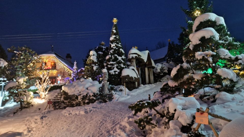 Přípravu vánoční výzdoby letos zkomplikoval sníh