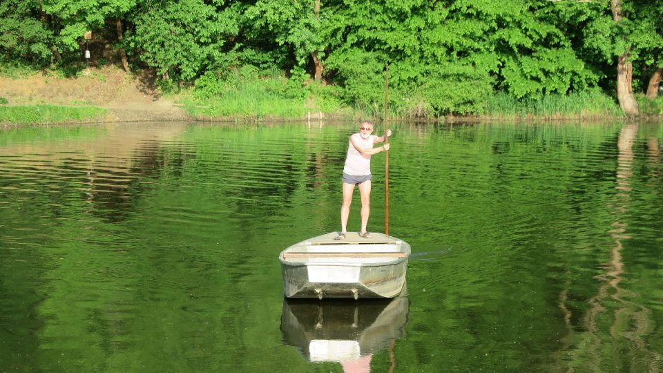 Po zazvonění nastoupí převozník na pramici a vydá se k vám