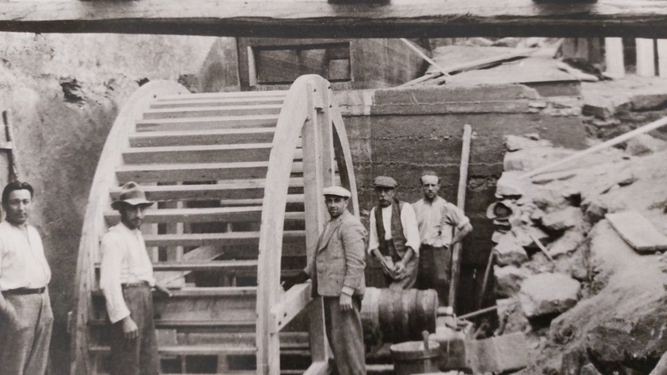 Na fotografii jsou dědeček a otec Oldřicha Veselého před nedokončeným vodním kolem