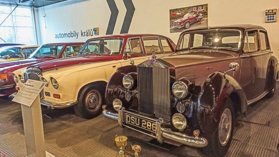 Daimler a Rolls-Royce, luxusní limuzíny ze sbírky sloužily i v královských rodinách | foto: Jaroslav Hoření, Český rozhlas Daimler a Rolls-Royce, luxusní limuzíny ze sbírky sloužily i v královských rodinách