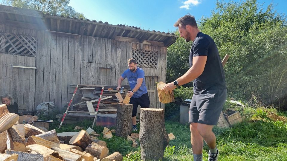 Judista Lukáš Krpálek se svým tréninkovým partnerem naštípal dříví osamělým seniorům