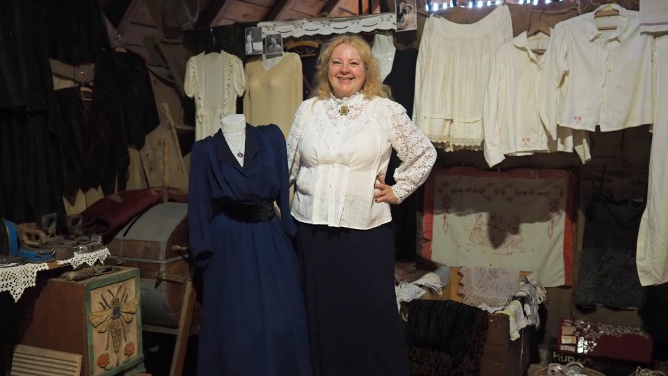 Marta Mastná se sbírkou šatů po jejích předcích